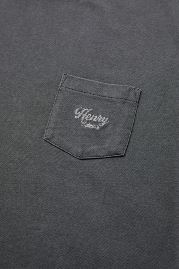 부드러운 면 소재로 제작되어 편안한 착용감을 선사하는 피그먼트 라운드 티입니다. 캐주얼하고 베이직한 스타일로, 가을과 겨울에 활용하기 좋습니다. 톤 다운된 그레이 컬러와 루즈핏으로 어떤 룩에도 자연스럽게 어울립니다. 가슴 포켓 디테일과 자수 포인트가 밋밋함을 덜어주며, 피그먼트 워싱 처리로 헤리티지 무드를 더했습니다. 출근룩 또는 캠핑룩, 캐주얼이나 클래식 스타일 모두 소화 가능한 활용도 높은 아이템입니다.
