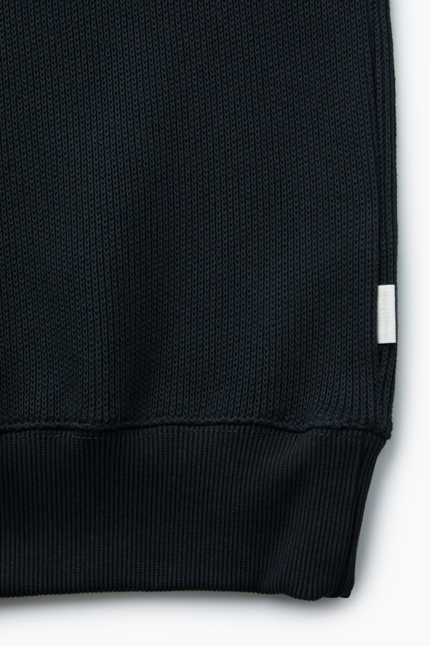 잔조직 맨투맨은 가을과 겨울에 어울리는 두꺼운 두께감의 루즈핏 맨투맨입니다. 블랙 컬러로, 베이직하면서 클래식한 스타일을 연출하기 좋습니다. 립조직 소매단과 밑단, 밀도감 있는 원단으로 제작되어 튼튼하며 입체적인 촉감을 느낄 수 있습니다. 크루넥 디자인에 긴소매로 제작되었으며, 니트 조직 패턴이 돋보입니다. 가슴둘레 118cm로 넉넉한 핏을 제공하여 겨울 데일리룩, 미니멀, 캐주얼 스타일링에 활용하기 좋습니다.
