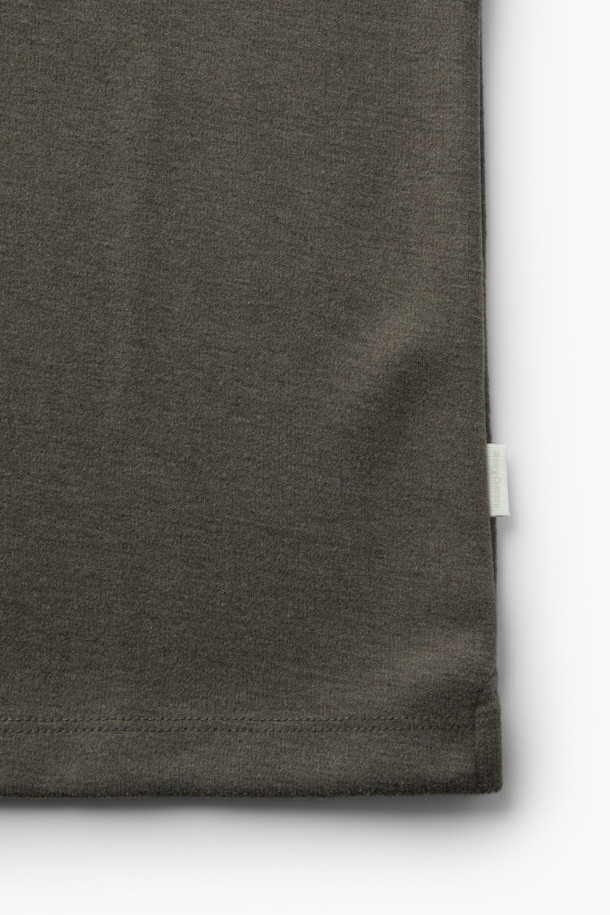 따뜻함과 스타일을 모두 갖춘 소프트 하이브리드 카라티입니다. 부드러운 촉감의 본딩 소재에 두꺼운 두께감으로 가을, 겨울 시즌 보온성을 높였습니다. 클래식한 무드의 레귤러핏으로 제작되었으며, 브라운 컬러의 무지 디자인이 어떤 스타일에도 잘 어울립니다. 자개 단추 디테일과 스웨이드 배색 플라켓, 양옆 슬릿으로 포인트를 더했습니다. 겨울 데일리룩, 모임룩, 비즈니스 캐주얼까지 다양한 TPO에 활용할 수 있는 클래식, 미니멀, 캐주얼 스타일의 카라티입니다.
