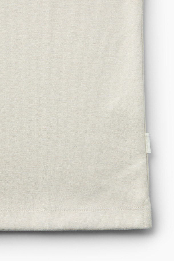 소프트 하이브리드 카라티는 부드러운 촉감의 본딩 원단으로 제작되어 가을, 겨울, 초봄까지 폭넓게 활용 가능한 긴소매 카라티입니다. 클래식한 무드를 연출하며, 레귤러 핏으로 편안한 착용감을 선사합니다. 화이트 컬러에 자개 단추 디테일과 스웨이드 배색 플라켓이 고급스러운 포인트를 더합니다. 보온성을 갖춘 두꺼운 두께감과 양옆 슬릿 디자인으로 활동성을 높였으며, 출근룩, 비즈니스 캐주얼, 겨울 데일리룩 등 다양한 TPO에 잘 어울립니다. 클래식, 미니멀, 캐주얼 스타일을 즐겨 입는 분들께 추천합니다.
