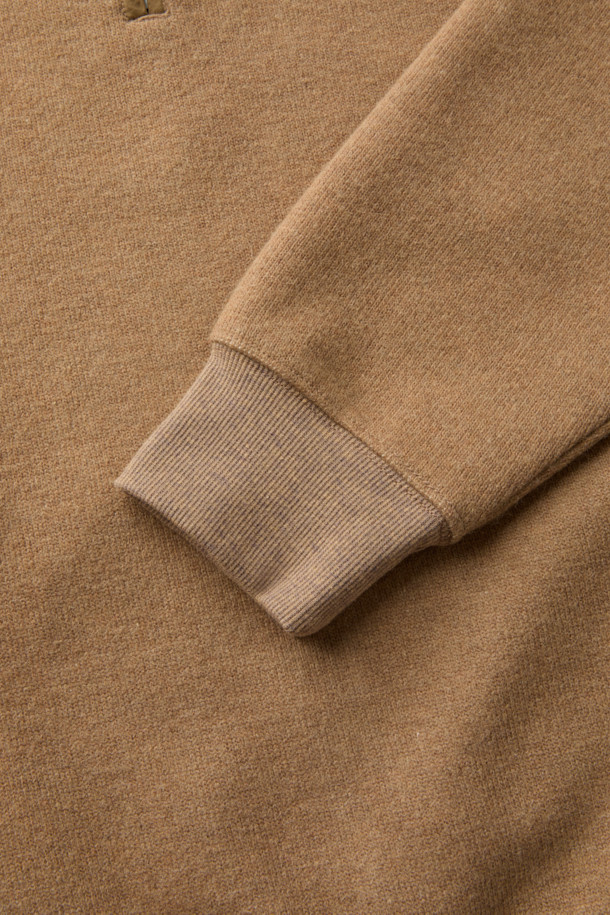 베이지와 브라운 컬러의 텍스처드 하프 집업입니다. 울 소재에 멜란지 패턴으로 포근하고 고급스러운 느낌을 주며, 루즈핏 디자인과 하이넥으로 편안한 착용감을 선사합니다. 가을, 겨울 시즌에 어울리는 두꺼운 두께감으로 보온성을 높였으며, 부드러운 촉감이 특징입니다. 하프 집업 디자인, 넥 안쪽 시보리 립 마감, 소매와 밑단 립 처리, 나일론 배색 디테일로 캐주얼, 클래식, 미니멀 스타일 모두 소화 가능합니다. 출근룩이나 캠핑룩 등 다양한 TPO에 활용해보세요.
