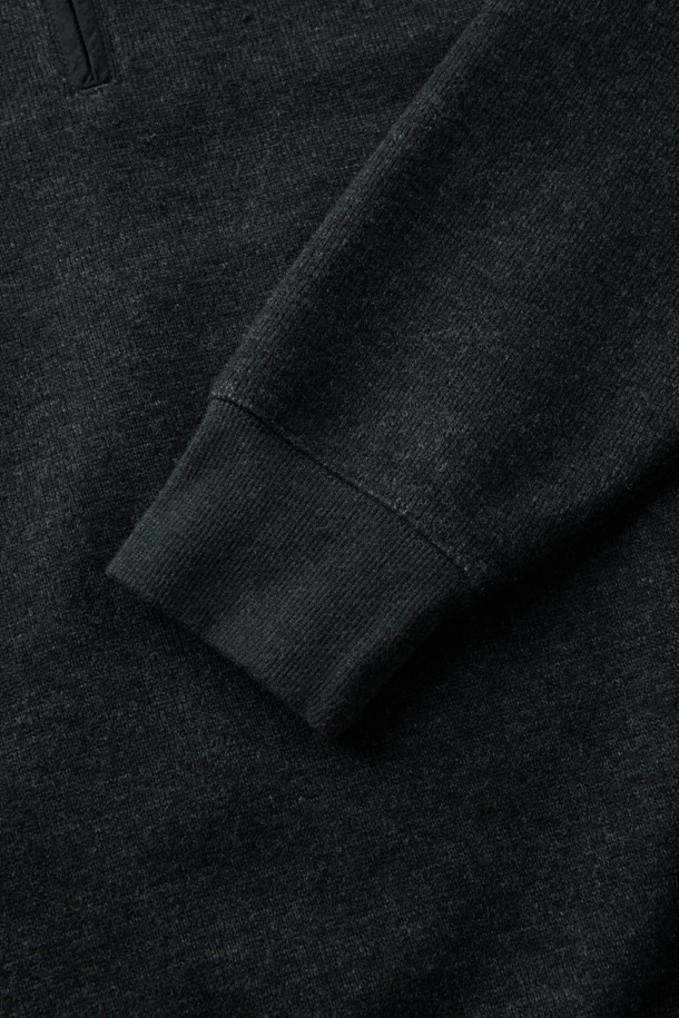 가을, 겨울 시즌에 어울리는 텍스처드 하프 집업 스웻셔츠입니다. 부드러운 울 소재와 하이넥 디자인으로 보온성을 높였으며, 멜란지 패턴으로 세련된 무드를 더했습니다. 캐주얼, 클래식, 미니멀 스타일을 소화하며 출근룩으로도 활용하기 좋습니다. 하프 집업 지퍼와 넥, 소매, 밑단 립 처리, 나일론 배색 디테일로 완성도를 높였습니다. 루즈핏으로 편안한 착용감을 선사합니다.
