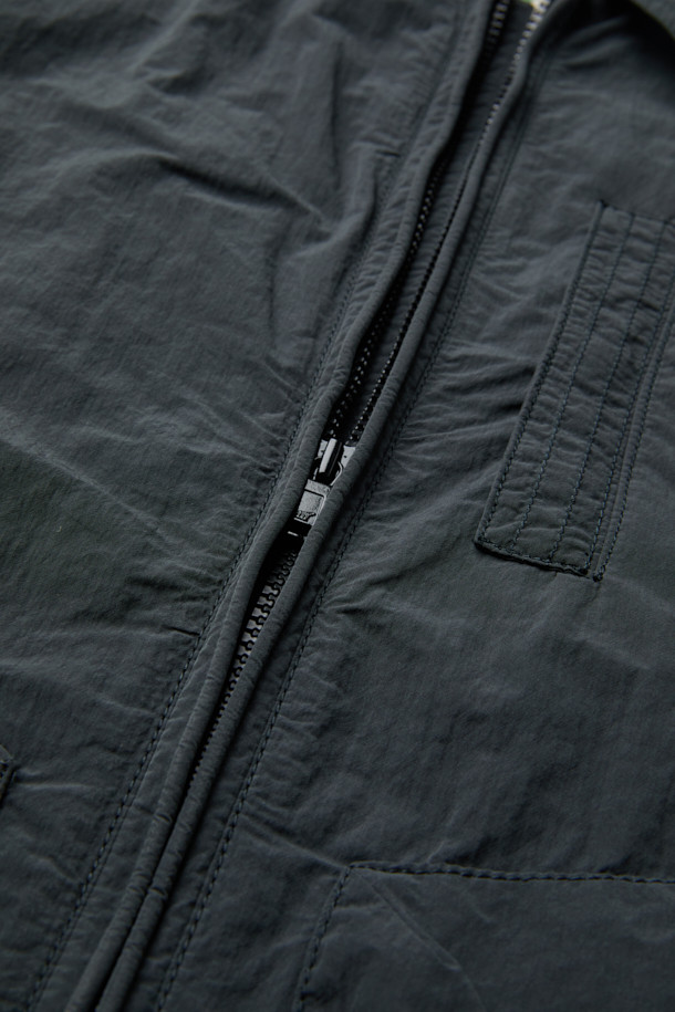 가을 채트윈 점퍼는 일상에서 편안하게 착용하기 좋은 베이직 스타일의 점퍼입니다. 면, 폴리에스테르, 나일론 혼방 소재로 제작되어 부드러운 촉감과 은은한 광택감을 선사하며, 가을 날씨에 적합한 보온 기능을 제공합니다. 발수 가공 처리를 하여 생활 방수 기능까지 갖췄으며, 셔츠형 디자인에 지퍼 여밈 방식으로 간편하게 착용할 수 있습니다. 앞판 셋인 소매와 뒷판 래글런 소매 디자인으로 활동성을 높였으며, 가슴 포켓과 사이드 지퍼 포켓으로 실용성을 더했습니다. 가을 나들이룩, 산책룩 등 캐주얼, 미니멀, 클래식 스타일을 즐기는 고객에게 추천합니다.
