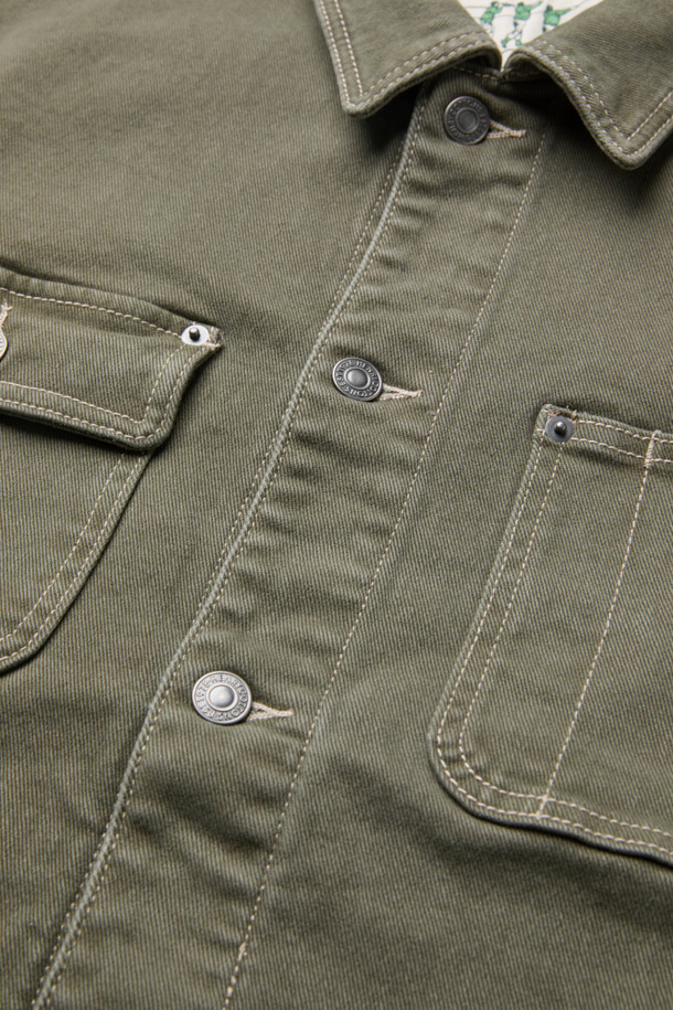 세련된 워크웨어 무드의 데님 스트레치 점퍼입니다. 빈티지한 카키 컬러와 무지 디자인이 어우러져 다양한 스타일을 연출하기 좋습니다. 가슴 포켓, 멀티 포켓, 리벳 장식, 밑단 비죠 디테일 등 섬세한 디테일이 돋보이며, 컴포트핏으로 편안한 착용감을 선사합니다. 신축성 있는 데님 소재로 활동성을 높였으며, 크롭 기장과 긴 소매 디자인으로 트렌디함을 더했습니다. 데이트룩, 모임룩 등 캐주얼하고 미니멀한 스타일을 연출하고 싶을 때 적합합니다.
