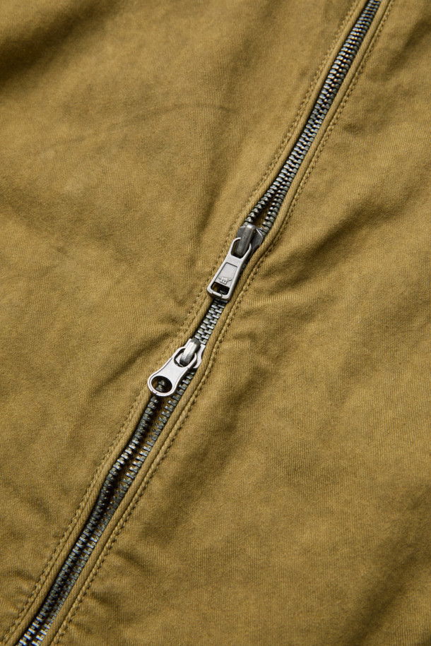 세련된 무드의 [Imported Fabric] 배색 해링턴 점퍼입니다. 면 소재로 제작되어 견고한 촉감과 편안한 착용감을 선사하며, 가을 시즌에 적합합니다. 베이지 컬러의 체크 패턴이 캐주얼하면서도 미니멀한 스타일을 연출합니다. 밑단 사이드 엘라스틱 밴드, 소매 커프스 턱 디테일, 내부 Halley Stevensons 체크 배색으로 디자인의 완성도를 높였습니다. 출근룩과 모임룩 등 다양한 TPO에 활용 가능하며, 캐주얼, 미니멀, 클래식 스타일을 즐기는 분들께 추천합니다.
