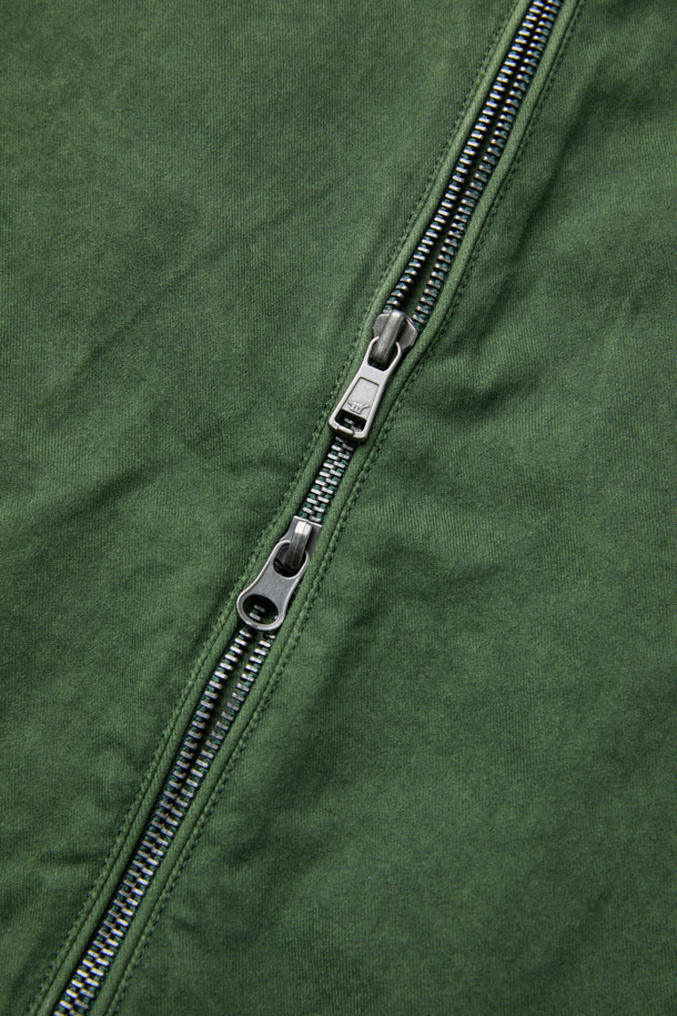 [Imported Fabric] 배색 해링턴 점퍼는 캐주얼함과 모던함을 동시에 갖춘 가을 시즌 필수 아우터입니다. 그린 컬러와 체크 패턴이 돋보이며, 일상에서 편안하게 착용하기 좋습니다. 넉넉한 컴포트핏으로 활동성을 높였으며, 밑단 사이드 엘라스틱 밴드와 소매 커프스 턱 디테일이 특징입니다. 내부에는 Halley Stevensons 체크 원단 배색을 사용하여 고급스러움을 더했습니다. 가슴둘레 120cm, 기장 65cm로 제작되어 동네 마실룩, 가을 나들이룩 등 다양한 TPO에 활용할 수 있습니다.
