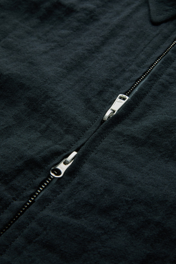 **[Italian Fabric] 크리즈 울 집업 블루종**

이탈리안 원단의 [Italian Fabric] 크리즈 울 집업 블루종은 미니멀하고 클래식한 스타일을 추구하는 남성분들을 위한 가을 시즌 필수 아이템입니다. 톤 다운된 블루 컬러가 세련된 느낌을 주며, 부드러운 울 소재로 제작되어 편안한 착용감을 선사합니다. 셔츠 카라와 투웨이 지퍼, 래글런 소매, 사이드 포켓, 부분 안감, 크리즈 텍스처 등 섬세한 디테일이 돋보이는 제품입니다. 컴포트 핏으로 제작되어 출근룩, 비즈니스 캐주얼, 모임룩 등 다양한 TPO에 활용 가능하며, 클래식, 미니멀, 시크한 스타일을 연출하기에 좋습니다.
