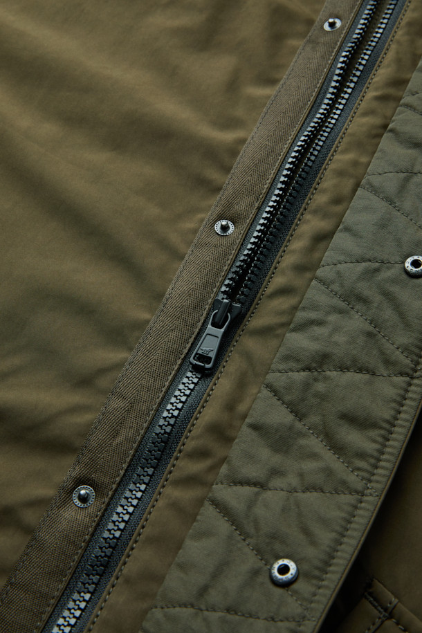 가을 시즌 아웃도어 활동과 일상에서 활용하기 좋은 패디드 후드 점퍼입니다. 카키와 올리브 두 가지 색상으로 출시되었으며, 세미 오버핏으로 편안한 착용감을 선사합니다. 발수 가공된 나일론, 폴리에스테르 혼방 소재에 두꺼운 패딩 충전재를 사용하여 보온성을 높였습니다. 후드 일체형 디자인과 스트링 디테일, 사이드 플랩 포켓, 소매 턱 디테일이 특징이며, 캠핑룩, 등산룩, 여행룩, 고프코어 및 캐주얼 스타일을 연출하기 좋습니다.
