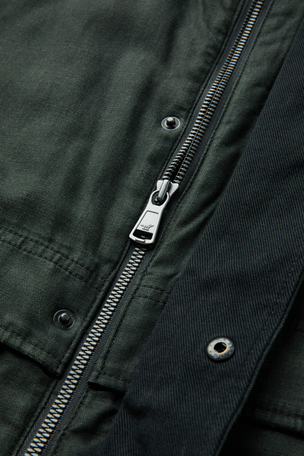 **패디드 워싱 디트로이트 점퍼**는 워크웨어 무드를 담아낸 블랙 컬러의 점퍼입니다. 부드러운 코듀로이 소재에 두꺼운 두께감으로 가을철 따뜻하게 착용 가능하며, 컴포트 핏으로 편안한 착용감을 선사합니다. 피그먼트 워싱, 플랩 디테일, 비죠 디테일 등 워크웨어 스타일을 살린 디자인이 특징입니다. 출근룩과 모임룩 모두 활용 가능하며, 클래식, 미니멀 스타일을 즐겨 입는 분들께 추천합니다. 소매 기장이 긴 긴소매 디자인이며, 사이즈 조절이 가능합니다.
