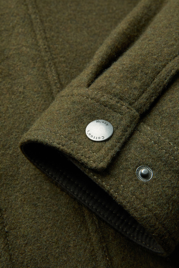 세련된 스타일을 완성하는 울 집업 블루종입니다. 고급스러운 울과 캐시미어 혼방 소재로 제작되어 부드러운 촉감과 뛰어난 보온성을 자랑합니다. 가을, 겨울 시즌에 안성맞춤이며, 클래식한 무드의 무지 디자인으로 다양한 룩에 매치하기 좋습니다. 컴포트 핏으로 편안한 착용감을 선사하며, 사이드 포켓, 밑단 엘라스틱 밴드, 히든 스냅 디테일로 실용성을 더했습니다. 출근룩, 모임룩, 데이트룩 등 폭넓은 TPO에 활용 가능한 머스트 해브 아이템입니다.
