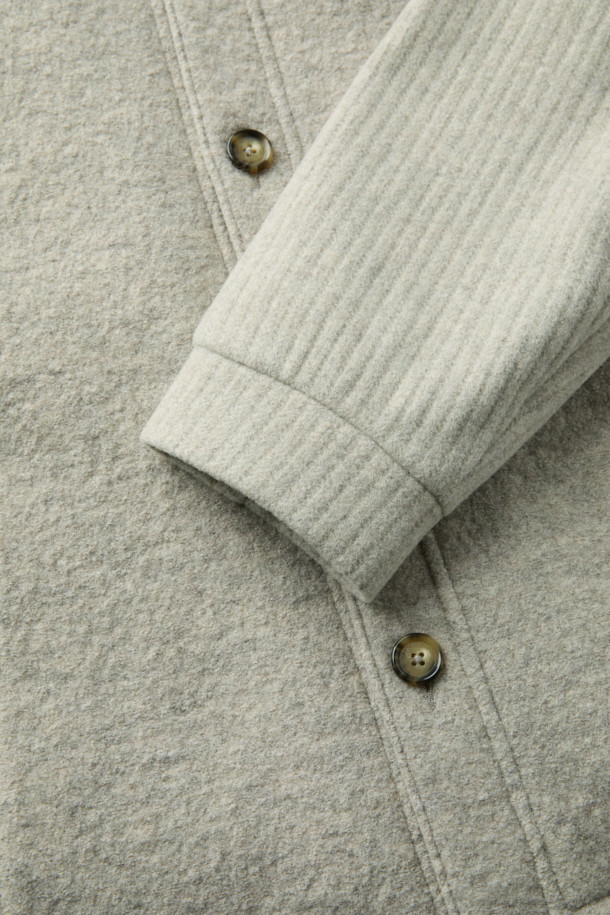 이탈리안 패브릭 디테처블 후드 울 다운 점퍼는 겨울철 당신의 스타일을 책임질 아우터입니다. 고급스러운 이태리 울 원단을 사용하여 부드러운 촉감과 따뜻함을 선사하며, 베이직하고 클래식한 디자인으로 어떤 룩에도 잘 어울립니다. 탈착 가능한 후드로 다양한 스타일 연출이 가능하며, 구스다운 충전재와 퀼팅 디테일로 보온성을 높였습니다. 차분한 그레이 컬러와 베이직핏, 사이드 포켓 디자인으로 출근룩, 오피스룩, 모임룩 등 TPO에 구애받지 않고 시크하고 미니멀한 스타일을 완성할 수 있습니다. 
