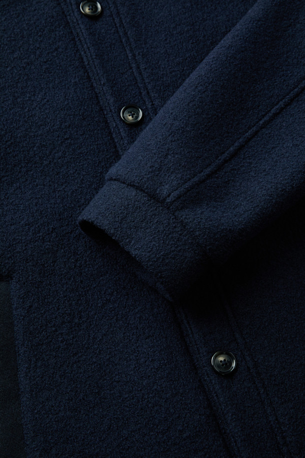 이탈리안 원단으로 제작된 탈착 가능한 후드 울 다운 점퍼입니다. 네이비 컬러의 베이직한 디자인으로, 겨울철 일상, 산책, 여행 등 다양한 TPO에 활용하기 좋습니다. 부드러운 촉감의 울 소재와 구스다운 충전재를 사용하여 보온성과 경량성을 모두 갖췄습니다. 탈착 가능한 후드와 퀼팅 디테일, 울 펠트 배색이 특징이며, 사이드 포켓으로 실용성을 더했습니다. 베이직핏으로 클래식, 미니멀, 캐주얼 스타일을 연출하기에 용이합니다.
