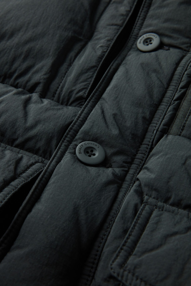 세미 오버핏으로 편안하게 착용 가능한 퀼팅 다운 점퍼입니다. 겨울철 추위를 막아주는 두꺼운 두께감과 보온 및 방풍 기능으로 따뜻함을 제공합니다. 부드러운 촉감의 나일론 소재와 블랙 컬러의 무지 디자인으로 캐주얼, 미니멀, 클래식 등 다양한 스타일 연출에 활용할 수 있습니다. 멀티 포켓, 지퍼 테이프 부분 노출, 밑단 스트링, 내장 후드, 벨보아 넥 안감, 이너 커프스 엘라스틱 밴드, 머스코비 다운 충전재 등 디테일이 돋보입니다. 출근룩, 여행룩 등 일상에서 폭넓게 활용 가능하며, 긴 소매와 지퍼형 여밈 방식으로 편의성을 더했습니다.
