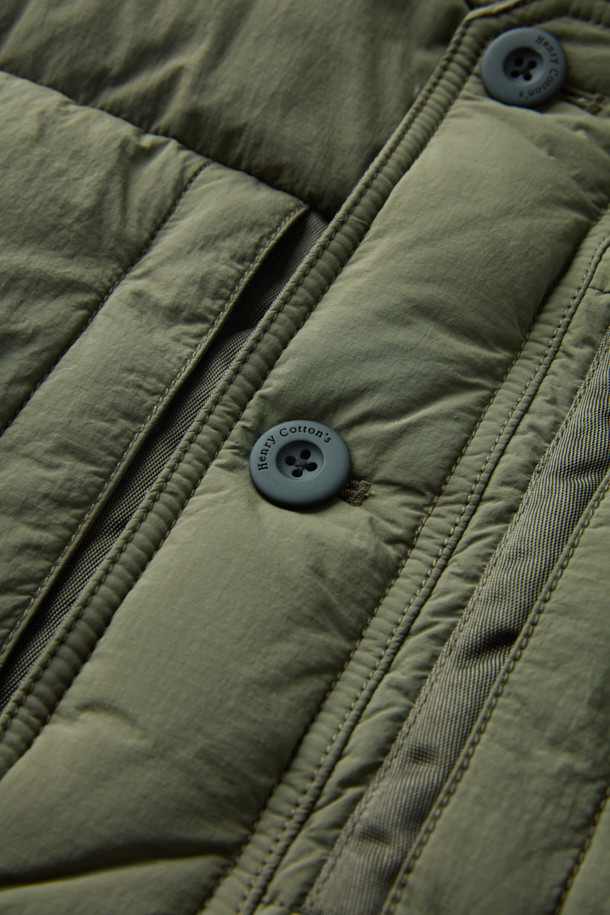 **퀼팅 다운 점퍼**

쌀쌀한 겨울 날씨에도 따뜻함과 스타일을 놓치지 않도록 퀼팅 디자인의 다운 점퍼를 소개합니다. 카키와 올리브 두 가지 색상으로 출시되어, 캐주얼, 미니멀, 시티보이 룩을 연출하기 좋습니다. 부드러운 나일론 소재와 두꺼운 두께감으로 보온성과 방풍 기능을 제공하며, 세미 오버핏으로 편안하게 착용 가능합니다. 멀티 포켓, 지퍼 테이프 노출, 밑단 스트링, 후드 내장, 벨보아 넥 안감, 이너 커프스 엘라스틱 밴드, 머스코비 다운 충전재 등 다양한 디테일이 돋보입니다. 출근룩과 여행룩 모두에 활용할 수 있는 실용적인 아이템입니다.
