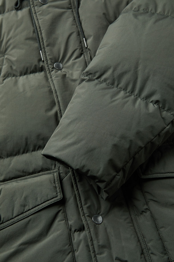 겨울 추위를 막아줄 사파리 후디 다운 점퍼입니다. 밀리터리 무드와 모던한 스타일을 결합하여, 일상에서 캐주얼, 미니멀, 클래식 스타일로 폭넓게 활용할 수 있습니다. 두꺼운 두께감의 나일론 소재로 제작되어 부드러운 촉감을 선사하며, N-3B 파카 스타일의 중기장 기장으로 보온성을 높였습니다. 허리 및 후드 스트링 조절, 가슴 및 사이드 아웃 포켓, 머스코비 다운 충전재, 이너 커프스 엘라스틱 밴드, 삼각무 디테일 등 다양한 특징으로 뛰어난 방풍 및 보온 기능을 제공합니다.
