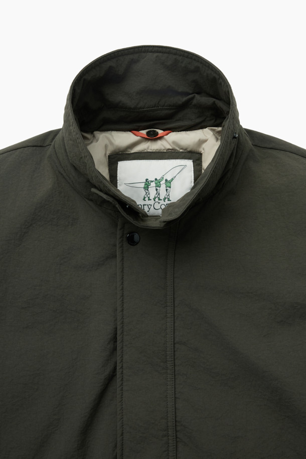 스핏파이어 베이직 다운 점퍼는 겨울철 일상과 출근룩에 모두 잘 어울리는 아우터입니다. 밀리터리 스타일과 베이직한 디자인이 조화롭게 어우러져 클래식, 미니멀, 캐주얼 등 다양한 스타일을 연출할 수 있습니다. 카키 색상의 무지 디자인에 두꺼운 두께감과 거친 촉감의 나일론 소재를 사용하여 보온성을 높였습니다. 탈착 가능한 리얼 무통 카라와 립 커프스, 노출 지퍼 포켓, 삼각무 패치 등의 디테일이 돋보이며, 머스코비 다운 충전재로 따뜻함을 더했습니다. 베이직핏의 긴 소매 다운 점퍼로, 지퍼 여밈 방식으로 편안하게 착용할 수 있습니다.
