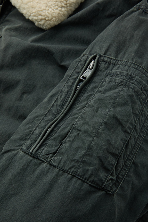 스핏파이어 이팩트 다운 블루종은 남성용 겨울 점퍼입니다. 빈티지 밀리터리 스타일의 오버핏 블루종으로, 톤 다운된 블루 컬러와 무지 디자인이 특징입니다. 두꺼운 나일론 소재와 구스다운 충전재, 안감으로 보온성을 높였습니다. 탈부착 가능한 무통 카라, 시보리 소맷단/밑단, 사이드 플랩 포켓, 소매 지퍼 포켓, 패치 지퍼 포켓 등의 디테일이 돋보이며, 출근룩과 여행룩, 캐주얼, 클래식, 미니멀 스타일 모두 소화 가능합니다. 지퍼형 여밈 방식으로 편안하게 착용할 수 있습니다.
