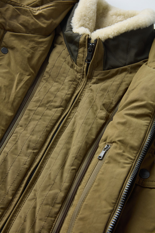 Spitfire(스핏파이어) 사파리 다운 점퍼는 겨울철 일상과 출근룩에 모두 잘 어울리는 모던 스타일의 아우터입니다. 두꺼운 두께감과 부드러운 촉감의 나일론, 폴리에스테르 혼방 소재로 제작되어 보온성을 높였습니다. 무지 디자인에 베이직핏, 중기장 기장감으로 어떤 스타일에도 쉽게 매치할 수 있으며, 집업 여밈 방식으로 편안하게 착용 가능합니다. 구스다운 충전재, 3포켓 구성, 액션 플리츠, 허리 엘라스틱 스트링, 탈부착 리얼 무통 패널 등 다양한 디테일로 기능성과 디자인을 동시에 잡았습니다. 클래식, 미니멀, 캐주얼 등 폭넓은 스타일을 소화할 수 있는 활용도 높은 겨울 점퍼입니다.
