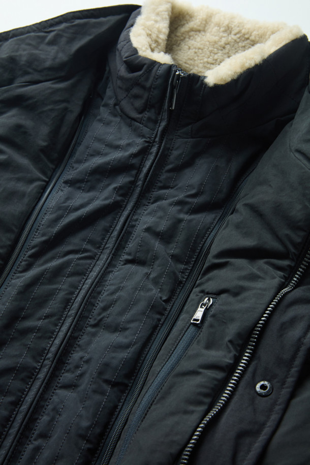 스핏파이어 사파리 다운 점퍼는 겨울철 일상과 출근룩에 모두 잘 어울리는 베이직핏 다운 점퍼입니다. 모던하고 클래식한 스타일의 무지 디자인으로, 허리 엘라스틱 스트링으로 사이즈 조절이 가능합니다. 넉넉한 두께감과 부드러운 촉감의 나일론, 폴리에스테르 혼방 소재로 제작되었으며, 구스다운 충전재를 사용하여 보온성을 높였습니다. 3포켓 구성과 액션 플리츠 디테일, 탈부착 가능한 무통 패널을 갖추어 실용성을 더했습니다. 긴 소매 기장의 사파리 코트 타입으로, 스냅 버튼 여밈 방식을 적용했습니다.
