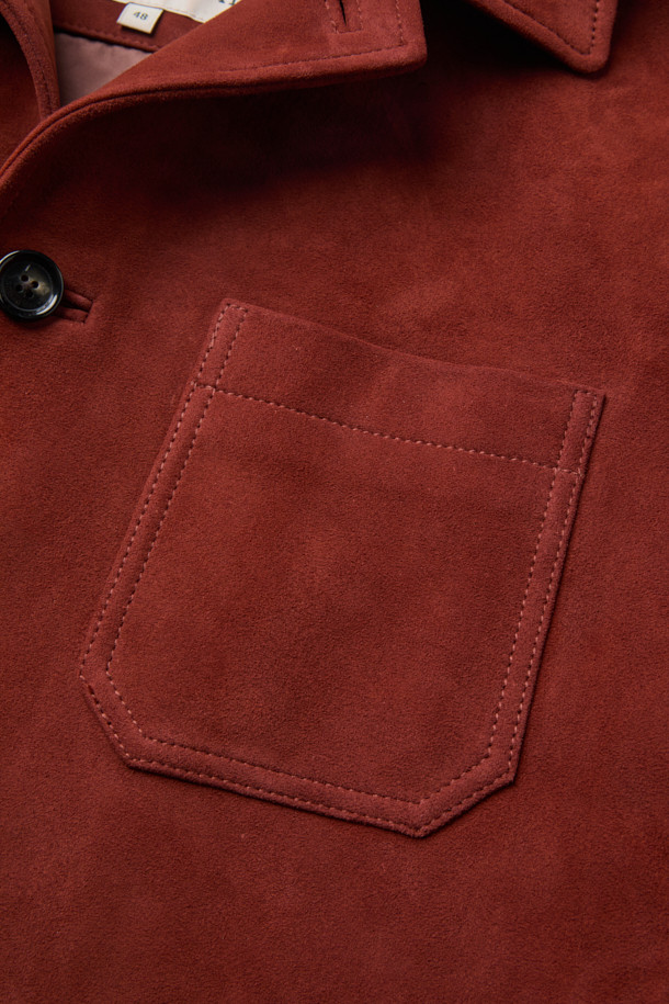 부드러운 촉감의 램 스웨이드 소재로 제작된 초어 재킷입니다. 가을 계절에 어울리는 브릭 컬러와 여유로운 핏으로 캐주얼 또는 클래식 스타일을 연출할 수 있습니다. 3개의 아웃포켓 디테일과 높은 통기성, 수분감을 갖춰 활동성은 물론 편안함까지 선사합니다. 데이트룩, 모임룩, 출근룩 등 TPO에 구애받지 않고 다양하게 활용 가능합니다. 가슴둘레 115cm 기준으로 제작되었습니다.
