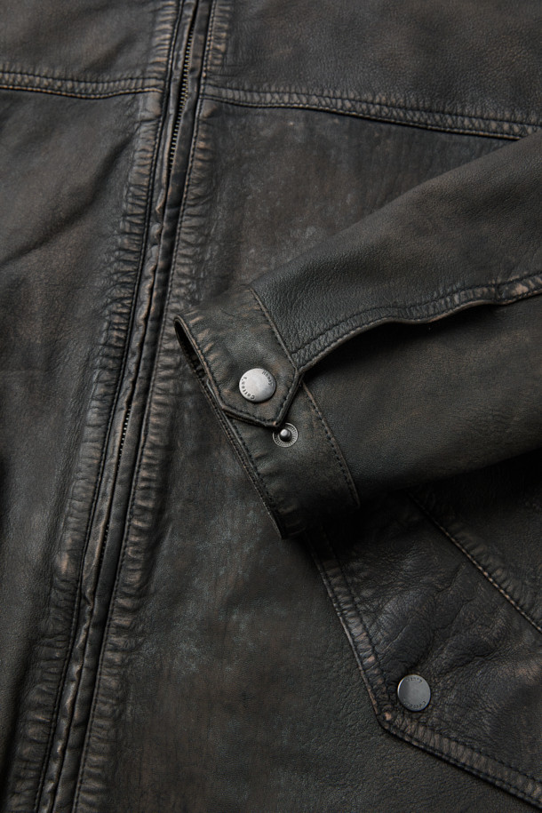 베지터블 레더 이팩트 블루종은 부드러운 촉감의 베지터블 램스킨 가죽으로 제작되어 가을 시즌, 데이트룩, 가을 나들이룩, 겨울 데일리룩에 활용하기 좋은 아우터입니다. 클래식과 캐주얼 무드를 넘나들며, 루즈핏으로 편안한 착용감을 선사합니다. 하이넥 실루엣과 플랩 포켓, 립 마감 디테일이 돋보이며, 투톤 워싱 이펙트와 은은한 광택감이 특징입니다. 집업 스타일로 간편하게 착용 가능하며, 미니멀한 스타일을 선호하는 분들께 추천합니다. 블랙 컬러의 무지 디자인으로, 어떤 옷에도 쉽게 매치할 수 있습니다.
