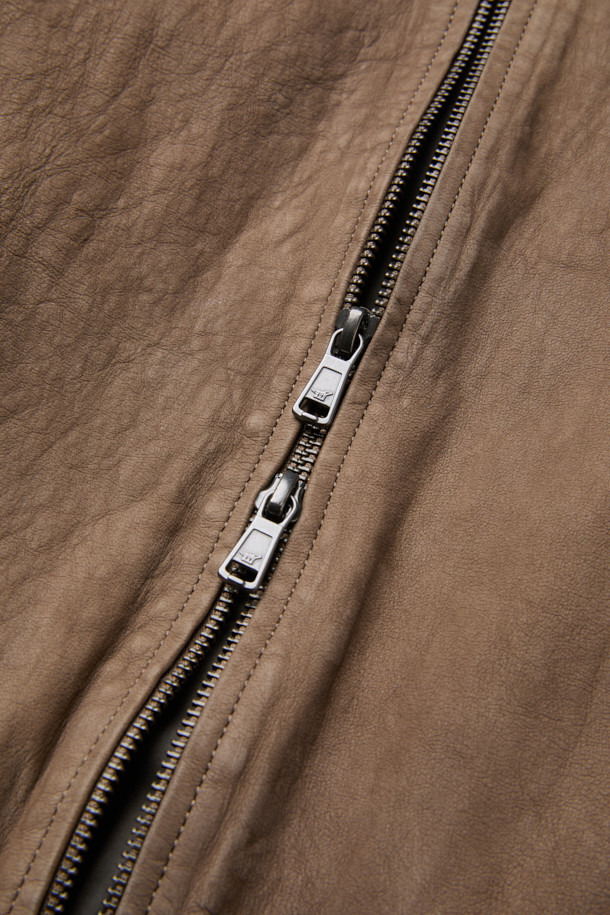 부드러운 누벅과 램스킨의 조화가 돋보이는 해링턴 점퍼입니다. 가을 시즌, 클래식하고 캐주얼한 무드를 연출하기 좋은 아이템입니다. 스탠드 칼라, 플랩 포켓, 버튼 커프스, 가죽 립 마감 등 디테일한 디자인이 특징입니다. 톤 다운된 브라운 컬러와 루즈핏으로 편안하면서도 세련된 스타일을 완성합니다. 데이트룩, 가을 나들이룩 등 다양한 TPO에 활용해보세요.
