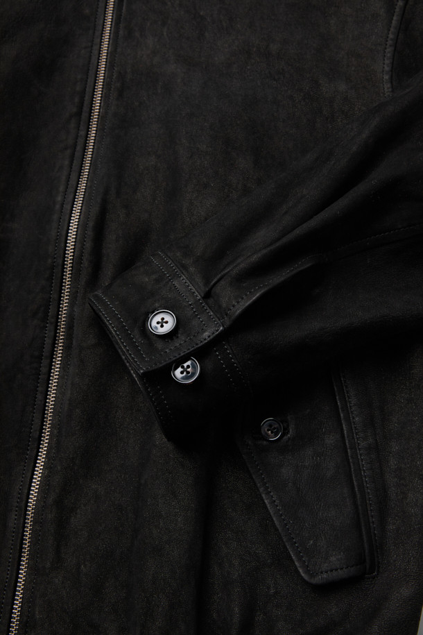 부드러운 누벅과 램스킨 소재로 제작된 블랙 컬러의 누벅 레더 해링턴 점퍼입니다. 캐주얼과 클래식 무드를 모두 담아낸 디자인으로, 데이트룩과 모임룩에 활용하기 좋습니다. 스탠드 칼라와 플랩 포켓, 버튼 커프, 가죽 립 마감, 워싱 가공 디테일이 돋보입니다. 루즈핏으로 편안한 착용감을 선사하며, 가을 시즌에 어울리는 긴소매 기장의 집업 스타일 아우터입니다. 미니멀한 스타일을 즐기는 분들께 추천합니다.
