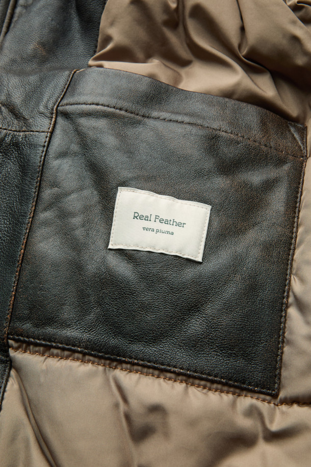 Spitfire(스핏파이어) 베지터블 레더 블루종은 부드러운 양가죽 소재와 클래식한 디자인으로 제작된 겨울용 아우터입니다. 릴랙스핏으로 편안한 착용감을 선사하며, 천연 퍼 칼라, 유러피안 구스 다운, 패치 포켓, 액션 플리츠, 페이딩 워싱, 투톤 컬러 등의 특징이 돋보입니다. 짙은 블루 색상과 두꺼운 두께감으로 보온성을 높였으며, 데이트룩, 출근룩, 모임룩 등 다양한 TPO에 활용 가능합니다. 미니멀하고 시크한 스타일을 연출하기에 좋은 아이템입니다. 집업 방식으로 간편하게 여밀 수 있습니다.
