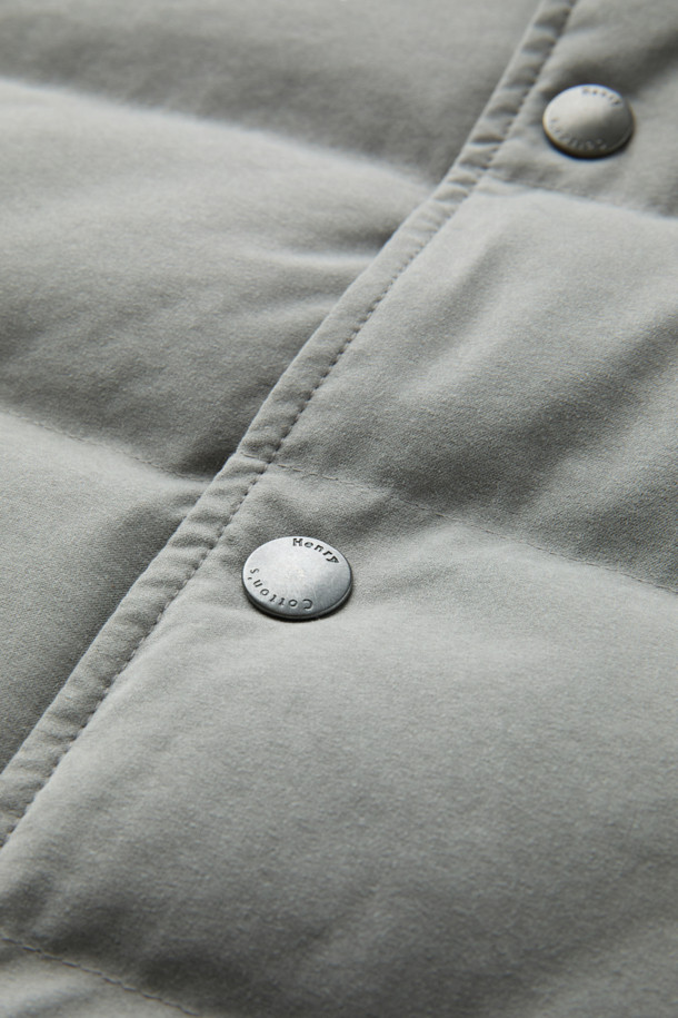 폴리 스웨이드 다운 베스트는 부드러운 촉감의 폴리에스터, 나일론, 구스다운 충전재를 사용하여 제작되었으며, 가을과 겨울철에 따뜻하게 착용할 수 있습니다. 클래식과 캐주얼 스타일을 모두 아우르는 디자인으로, 일상생활에서 폭넓게 활용 가능합니다. 넥과 앞단 안쪽에 배색 처리가 되어있으며, 레귤러핏에 스냅 여밈 방식으로 편안하게 착용할 수 있습니다. 두꺼운 두께감으로 보온성을 높였으며, 민소매 디자인으로 간절기에는 단독으로, 겨울철에는 이너 베스트로 활용하여 스타일리시하게 연출할 수 있습니다. 그레이 컬러의 무지 디자인으로 어떤 옷에도 쉽게 매치할 수 있으며, 겨울 데일리룩과 산책룩에 모두 잘 어울립니다.
