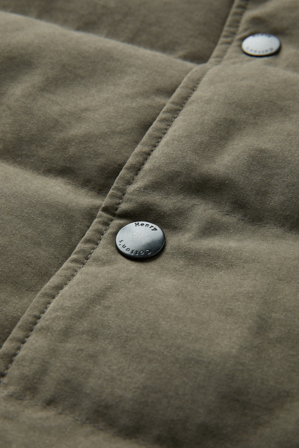 폴리 스웨이드 다운 베스트는 가을과 겨울, 두 계절 모두 활용하기 좋은 아우터입니다. 부드러운 촉감의 폴리에스터, 나일론, 구스다운 충전재가 사용되어 따뜻함을 선사합니다. 클래식과 캐주얼 스타일을 모두 아우르는 디자인으로, 무지 패턴과 레귤러핏으로 제작되어 어떤 룩에도 쉽게 매치할 수 있습니다. 넥과 앞단에 배색 처리가 돋보이며, 스냅 버튼으로 간편하게 여밀 수 있습니다. 데일리룩, 산책룩 등 다양한 TPO에 이너 또는 아우터로 활용 가능한 실용적인 아이템입니다.
