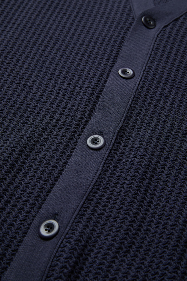 가을 베이직 Y 가디건은 가을과 겨울에 어울리는 두꺼운 두께감의 긴소매 가디건입니다. 네이비 색상으로, 출근룩, 클래식, 미니멀, 캐주얼 스타일에 모두 잘 어울립니다. 면, 레이온, 린넨 혼방의 부드러운 촉감과 헤링본 패턴이 특징이며, 이중 조직으로 제작되어 볼륨감 있는 디자인을 연출합니다. 7월부터 12월까지 간절기에도 착용하기 적합하며, 청량한 원사를 사용하여 쾌적하게 착용할 수 있습니다. V넥 레귤러핏 디자인으로 어떤 스타일에도 쉽게 매치할 수 있습니다.
