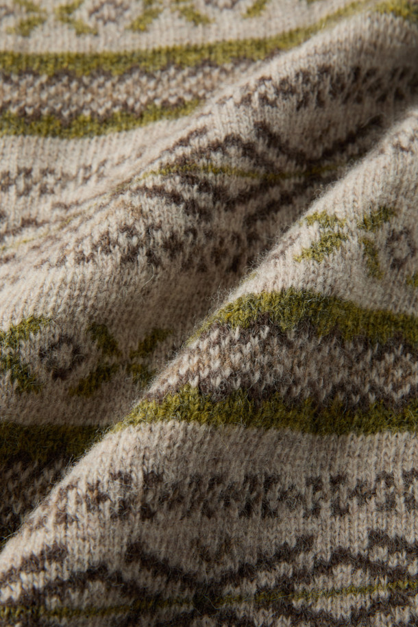 노르딕 니트 베스트는 가을, 겨울 시즌에 어울리는 상의입니다. 베이지, 브라운 두 가지 색상으로 출시되었으며, 램스울 소재와 두꺼운 7게이지 두께로 제작되어 보온성이 뛰어납니다. 클래식, 빈티지 스타일의 노르딕과 기하학 무늬가 특징이며, V넥 민소매 디자인에 세미루즈핏으로 편안한 착용감을 제공합니다. 가슴둘레는 109cm이며, 겨울 데일리룩이나 카페룩에 클래식, 미니멀, 캐주얼 스타일로 연출하기 좋습니다.
