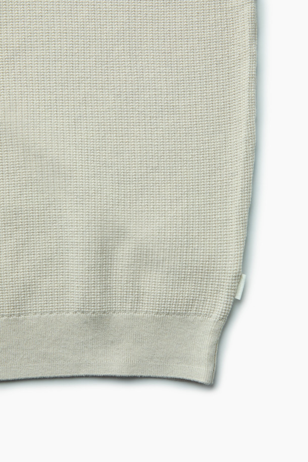 **코튼 캐시 폴로 니트**는 부드러운 촉감의 코튼과 캐시미어 블렌드 소재로 제작되어 가을, 겨울 시즌에 따뜻하게 착용하기 좋습니다. 잔조직 변형 와플 조직과 루즈핏 디자인으로 베이직하면서도 클래식한 스타일을 연출하며, 뛰어난 신축성을 자랑합니다. 카라 디자인과 긴소매, 아이보리 및 화이트 컬러의 무지 디자인은 출근룩, 모임룩 등 다양한 TPO에 활용하기 좋습니다. 가슴둘레 110cm로 넉넉한 핏을 제공하며, 보온성이 뛰어나 추운 날씨에도 포근함을 느낄 수 있습니다.
