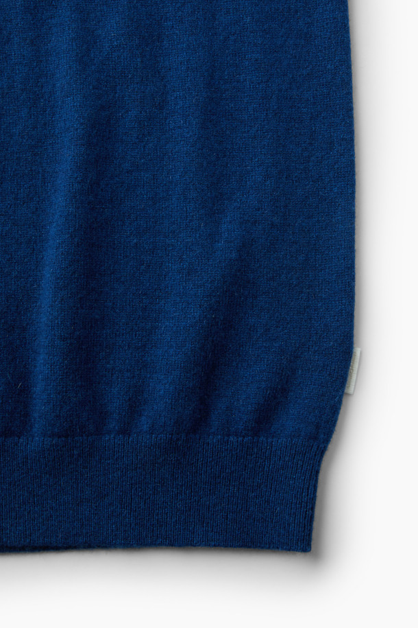 캐시미어 폴로 니트는 가을과 겨울, 일상 속에서 클래식하고 베이직한 스타일을 연출하기에 완벽한 아이템입니다. 네이비 컬러의 레귤러 핏으로 제작되었으며, 100% 캐시미어 소재를 사용하여 부드러운 촉감과 윤기 있는 질감을 선사합니다. 폴로 스타일의 카라넥과 긴 소매, 봉제선 없는 매끄러운 실루엣은 세련된 무드를 더합니다. 뛰어난 보온성을 제공하며, 유연제 처리로 편안한 착용감을 자랑하여 겨울 데일리룩, 오피스룩, 모임룩 등 다양한 TPO에 활용하기 좋습니다.
