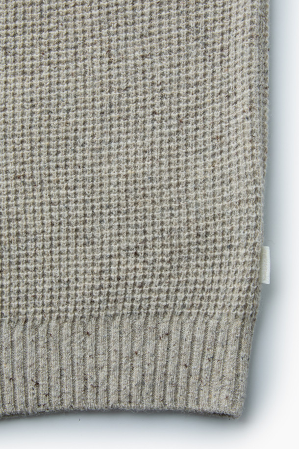 가을, 겨울 시즌에 어울리는 와플 조직 폴로 니트입니다. 부드러운 촉감의 이탈리아 수입 방모 혼방 울 소재를 사용하여 따뜻하고 편안한 착용감을 선사합니다. 루즈핏으로 제작되어 캐주얼한 스타일을 연출하며, 출근룩이나 모임룩으로 활용하기 좋습니다. 세미 와이드 립 조직 카라와 2×2 립 조직 앞단, 네프얀 소재가 디자인의 포인트입니다. 그레이 컬러의 긴소매 폴로넥 디자인으로, 클래식하고 미니멀한 스타일을 즐기기에 좋습니다.