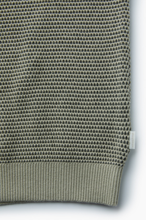 겉과 속을 다른 컬러로 편직하여 은은한 멋을 더한 잔조직 라운드 풀오버입니다. 코튼과 캐시미어 혼방 소재로 제작되어 부드러운 촉감과 보온성을 자랑하며, 가을부터 겨울까지 폭넓게 활용할 수 있습니다. 허니콤 패턴의 잔잔한 텍스처가 돋보이며, 이중 편직 기법으로 볼륨감 있는 실루엣을 연출합니다. 세미 루즈핏 라운드넥 디자인으로, 출근룩이나 모임룩 등 다양한 TPO에 클래식, 미니멀, 캐주얼 스타일로 코디할 수 있습니다. 9월부터 2월까지 착용하기 좋습니다.
