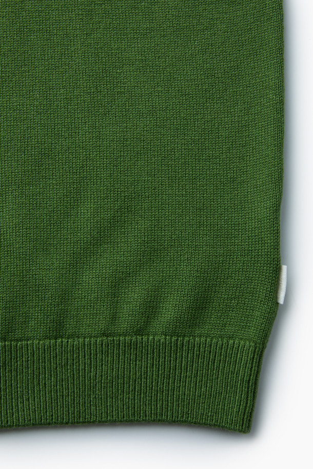 미니멀하고 클래식한 스타일의 브이넥 풀오버입니다. 부드러운 코튼과 울 소재 혼방으로 제작되어 가을, 겨울 시즌에 포근하게 착용할 수 있습니다. 넥라인, 소매, 밑단은 2×2 립 조직 마감으로 마감되어 있으며, 루즈핏으로 편안한 착용감을 선사합니다. 그린 컬러의 무지 디자인으로 다양한 룩에 활용하기 좋으며, 티셔츠와 레이어링하여 더욱 스타일리시하게 연출할 수 있습니다. 가슴둘레 112cm로, 출근룩으로도 손색없는 보온성을 갖춘 풀오버입니다.