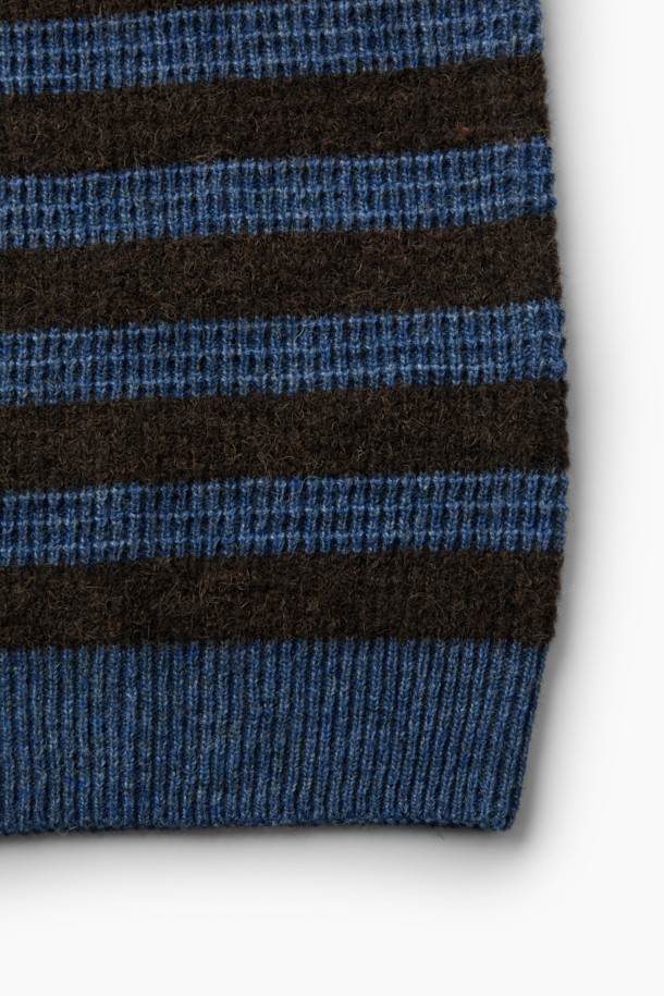 부드러운 촉감과 포근함을 선사하는 스트라이프 라운드 풀오버입니다. 브라운, 블루 두 가지 색상으로 출시되었으며, 가을, 겨울에 활용하기 좋습니다. 부클 원사를 사용하여 입체감 있는 조직과 볼륨감 있는 텍스처를 살렸으며, 보온성이 뛰어나고 가벼운 착용감을 자랑합니다. 클래식, 빈티지 스타일을 즐기는 분들께 추천하며, 겨울 데일리룩, 카페룩, 모임룩 등 다양한 TPO에 매치하기 좋습니다. 세미 루즈핏 라운드넥 디자인으로 편안하면서도 멋스러운 스타일을 연출할 수 있습니다.
