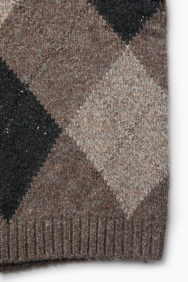 **아가일 라운드 풀오버**는 가을, 겨울 시즌에 어울리는 클래식하고 빈티지한 감성의 니트 스웨터입니다. 브라운, 블랙, 그레이 세 가지 색상으로 만나볼 수 있으며, 출근룩과 모임룩에 모두 활용 가능합니다. 세미 루즈핏으로 편안한 착용감을 선사하며, 라운드넥 디자인으로 다양한 스타일 연출이 용이합니다. 울과 나일론 혼방의 고급스러운 소재에 네프사 텍스처와 볼륨감 있는 원사를 사용하여 따뜻하고 포근한 느낌을 줍니다. 2x2 립 조직 마감과 아가일 패턴이 돋보이며, 가슴둘레 110cm로 넉넉한 핏을 자랑합니다.
