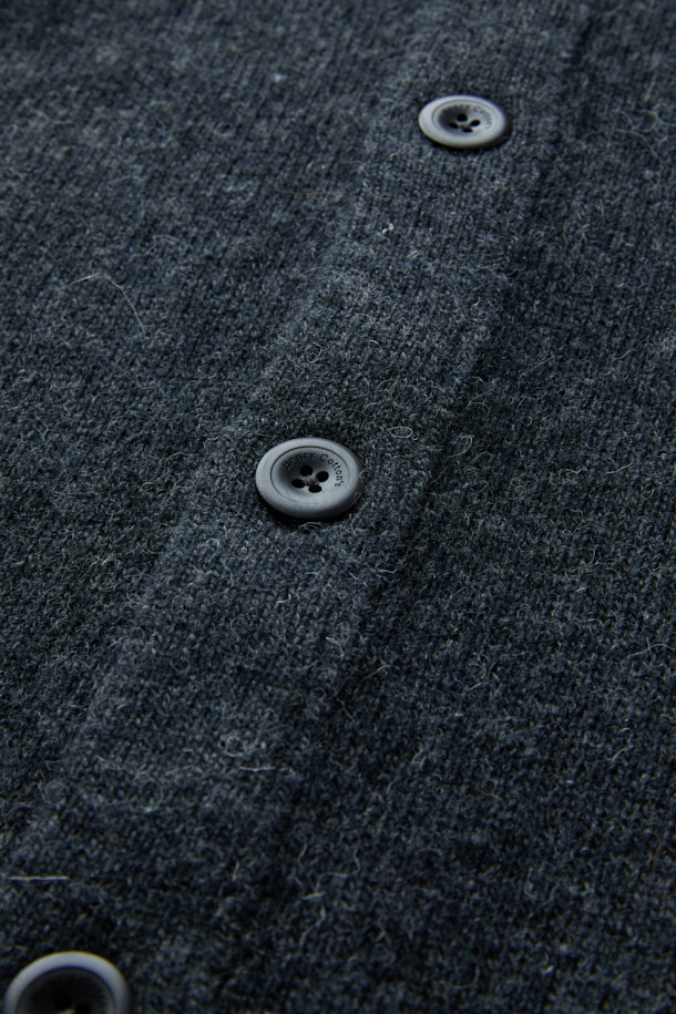 부드러운 울 소재로 제작되어 포근한 착용감을 선사하는 라운드넥 가디건입니다. 차콜 멜란지 컬러의 무지 디자인으로, 가을과 겨울에 데일리룩은 물론 출근룩, 모임룩까지 폭넓게 활용하기 좋습니다. 헤어리한 텍스처와 벌키한 짜임으로 빈티지하면서도 클래식한 분위기를 연출하며, 세미 루즈핏으로 편안하게 착용 가능합니다. 전면 아웃포켓 디테일이 돋보이며, 가슴둘레 115cm로 넉넉한 핏을 제공합니다. 긴 소매 기장과 두꺼운 두께감으로 따뜻함을 더했습니다.
