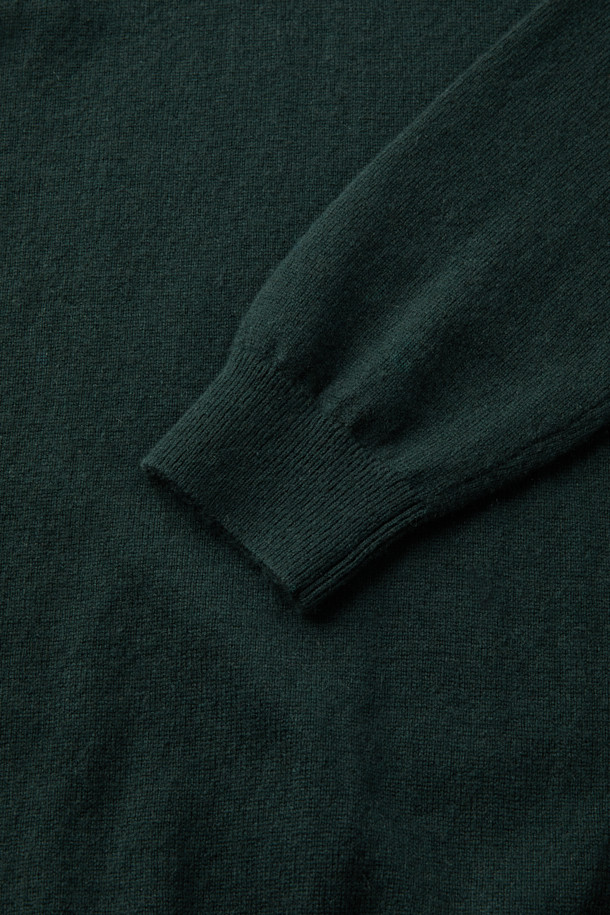 메리노울과 캐시미어 블렌딩으로 제작되어 부드러운 촉감을 선사하는 캐시미어 블렌디드 하프 터틀넥입니다. 립조직 스판사를 사용하여 활동성을 높였으며, 밀도 높은 편직으로 보온성을 강화했습니다. 톤다운된 그린 컬러와 베이직한 디자인으로 출근룩, 모임룩 등 다양한 TPO에 활용하기 좋습니다. 레귤러핏과 하프넥 디자인은 클래식, 미니멀, 캐주얼 등 어떤 스타일에도 잘 어울리는 아이템입니다. 가을, 겨울 시즌에 따뜻하고 세련된 스타일을 연출해보세요.

