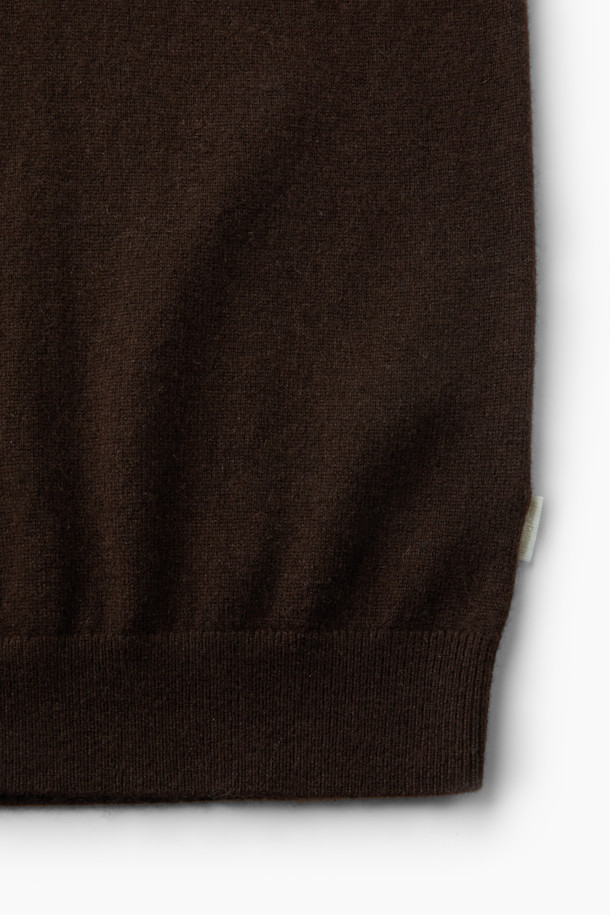 캐시미어 터틀넥은 가을과 겨울, 일상과 출근룩에 모두 잘 어울리는 베이직하고 클래식한 스타일의 니트입니다. 부드러운 촉감의 캐시미어 100% 소재로 제작되어 보온성이 뛰어나고, 레귤러핏과 두꺼운 두께로 포근함을 더했습니다. 브라운 컬러의 무지 디자인은 미니멀하면서도 세련된 느낌을 주며, 긴 소매와 터틀넥 디자인으로 보온성을 높였습니다. 가슴둘레 106cm로 제작되어 편안한 착용감을 선사하며, 탄성과 신축성으로 활동성을 보장합니다.
