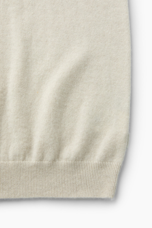 캐시미어 터틀넥은 부드러운 촉감과 뛰어난 보온성을 자랑하는 두꺼운 니트/스웨터입니다. 아이보리와 베이지 두 가지 색상으로 출시되어, 기본적인 스타일에 미니멀한 무드를 더합니다. 캐시미어 100% 소재로 제작되어 이너웨어로 활용하기 좋으며, 가을과 겨울에 출근룩 및 모임룩 등 다양한 TPO에 활용 가능합니다. 레귤러핏 디자인과 긴소매 기장으로, 클래식하고 캐주얼한 스타일을 연출하기에 적합합니다. 밀도 높은 편직으로 제작되어 오랫동안 변형 없이 착용할 수 있습니다.
