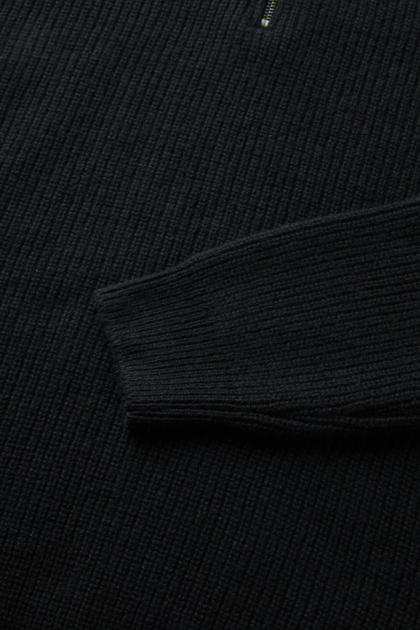 **울혼방 하프 집업 니트**는 가을, 겨울 시즌에 활용하기 좋은 상의입니다. 부드러운 울과 코튼 혼방 소재로 제작되어 편안한 촉감을 선사하며, 세미 루즈핏으로 편안한 착용감을 제공합니다. 하이넥 디자인과 하프 집업 스타일이 특징이며, 블랙과 블루 두 가지 색상으로 출시되었습니다. 무지 또는 멜란지 패턴으로 다양한 스타일 연출이 가능하며, 캐주얼, 클래식, 미니멀 스타일을 즐겨 입는 분들께 추천합니다. 특히 쌀쌀한 날씨에는 단독으로, 한겨울에는 레이어드하여 보온성을 높일 수 있어 출근룩으로도 활용하기 좋습니다.
