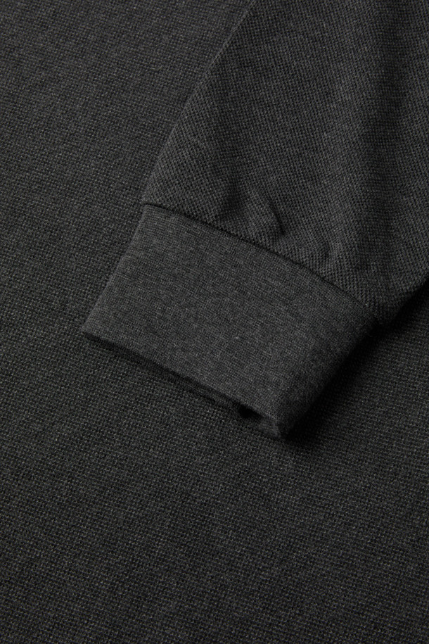 세련된 블랙 컬러의 (기획) 기본 피케 티입니다. 가슴 부분 쓰리피셔맨 자수 포인트가 돋보이며, 데일리룩과 캐주얼룩에 모두 활용하기 좋습니다. 코튼 100% 피케 소재로 제작되어 부드러운 촉감과 편안한 착용감을 선사합니다. 레귤러핏 디자인과 카라 네크라인으로 클래식하고 미니멀한 스타일을 연출하며, 가을, 겨울 출근룩으로도 손색없습니다. 가슴둘레 108cm이며, 긴소매 기장으로 간절기에도 따뜻하게 입을 수 있습니다.
