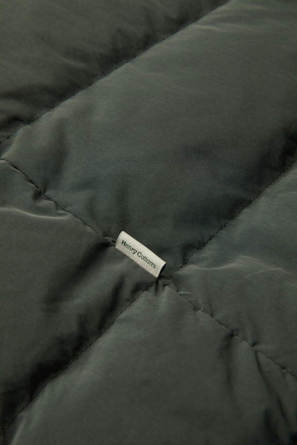 (기획) 젠틀 베스트는 가을, 겨울 시즌에 어울리는 남성용/여성용 베스트입니다. 부드러운 촉감의 나일론, 폴리에스터 혼방 소재에 덕다운 충전재를 사용하여 보온성을 높였습니다. 클래식한 무드의 무지 디자인으로, 셔츠형 카라와 코듀로이 넥 배색, 가슴 플랩 포켓, 스냅 버튼 여밈 등의 디테일이 돋보입니다. 넉넉한 레귤러핏으로 겨울 데일리룩, 모임룩, 산책룩 등 다양한 TPO에 활용 가능하며, 미니멀하고 캐주얼한 스타일을 연출하기 좋습니다.
