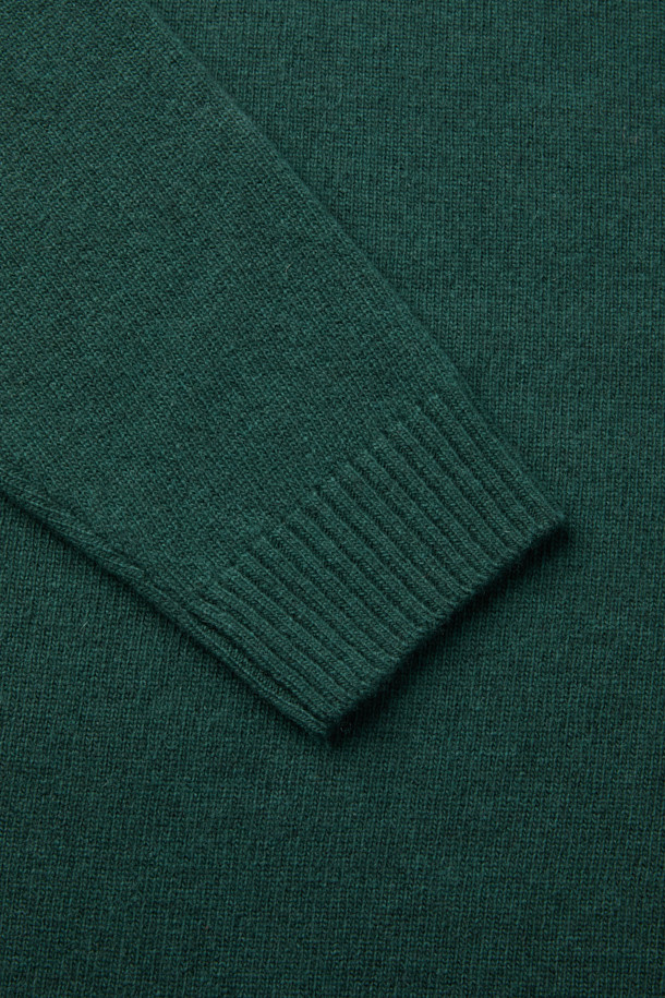 세련된 (기획) 솔리드 라운드 니트는 부드러운 메리노 울과 울 소재로 제작되어 가을, 겨울 시즌에 따뜻하고 포근하게 착용할 수 있습니다. 레귤러 핏과 긴 소매 디자인으로 편안한 착용감을 선사하며, 라운드넥(크루넥)으로 깔끔한 인상을 줍니다. 미니멀하고 클래식한 스타일을 추구하는 분들께 추천드리며, 일상, 오피스룩, 출근룩, 모임룩 등 다양한 TPO에 활용 가능합니다. 그린 컬러의 무지 디자인은 어떤 스타일에도 쉽게 매치되어 활용도가 높습니다. 신축성, 보온, 경량 기능으로 활동성과 따뜻함을 동시에 잡았습니다.
