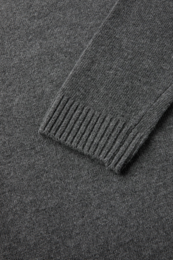 (기획) 솔리드 라운드 니트는 메리노 울 100% 소재로 제작되어 부드러운 촉감을 자랑하며, 가을과 겨울에 따뜻하게 착용할 수 있습니다. 미니멀하고 베이직한 스타일로, 출근룩에 활용하기 좋습니다. 레귤러핏 라운드넥 디자인에, 긴 소매와 왼쪽 가슴 로고 자수가 포인트입니다. 가슴둘레 108cm이며, 립 마감으로 깔끔하게 마무리했습니다. 그레이 컬러의 무지 니트로 다양한 스타일 연출이 가능합니다.
