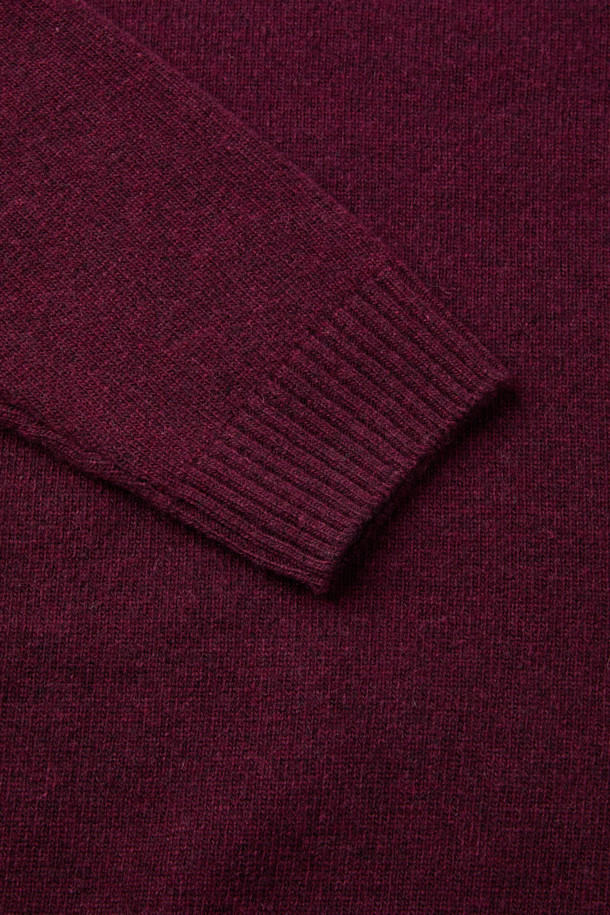 세련된 솔리드 라운드 니트는 가을과 겨울, 당신의 스타일을 완성해 줄 완벽한 아이템입니다. 부드러운 메리노 울과 울 혼방 소재로 제작되어 뛰어난 보온성과 가벼운 착용감을 제공하며, 신축성까지 갖춰 활동성을 높였습니다. 미니멀, 클래식, 베이직 스타일을 아우르는 디자인으로, 오피스룩, 비즈니스 캐주얼, 모임룩 등 다양한 TPO에 활용 가능합니다. 버건디, 와인 컬러의 무지 디자인에 레귤러핏과 긴 소매, 라운드넥 디테일이 더해져 세련된 실루엣을 연출합니다. 안감 없이도 부드러운 촉감을 자랑하며, 데일리룩에 포인트를 더할 수 있는 매력적인 상의입니다.
