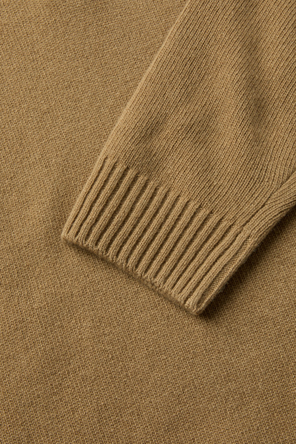 (기획) 솔리드 반집업 니트는 메리노 울 소재로 제작되어 부드러운 촉감을 선사하며, 가을과 겨울에 따뜻하게 착용하기 좋습니다. 베이지와 브라운 두 가지 색상으로 출시되었으며, 데일리룩과 포멀 캐주얼 스타일 모두 소화 가능합니다. 하이넥 디자인에 메탈 지퍼 디테일이 더해져 세련된 느낌을 주며, 소매와 밑단 립 마감으로 완
성도를 높였습니다. 세미루즈핏으로 편안한 착용감을 제공하며, 미니멀하고 베이직한 디자인으로 다양한 스타일 연출에 용이합니다. 출근룩, 비즈니스 캐주얼, 모임룩 등 TPO에 맞춰 클래식, 미니멀, 캐주얼 스타일을 연출해보세요.
